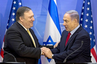 20日、ポンペオ米国務長官(左)と会談したイスラエルのネタニヤフ首相(エルサレム)=AP 20日、ポンペオ米国務長官(左)と会談したイスラエルのネタニヤフ首相(エルサレム)=AP