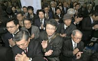 大阪府知事選が告示され、候補者の演説を聞く人たち（21日午前、大阪市）=共同