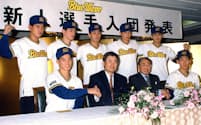 オリックス入団発表時のイチロー（後列左から2人目）。前列左からドラフト1位の田口、土井監督（1991年12月18日）=共同