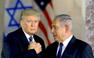 イスラエルのネタニヤフ首相と握手するトランプ米大統領(2017年5月、エルサレム)=ロイター イスラエルのネタニヤフ首相と握手するトランプ米大統領(2017年5月、エルサレム)=ロイター