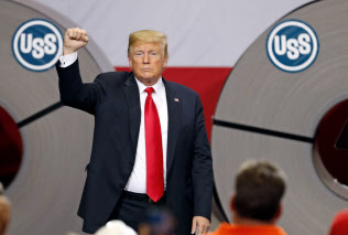 トランプ大統領は鉄鋼産業の復活を支持者に訴えてきた(18年7月、イリノイ州の鉄鋼工場)=AP トランプ大統領は鉄鋼産業の復活を支持者に訴えてきた(18年7月、イリノイ州の鉄鋼工場)=AP