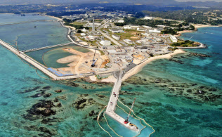米軍普天間飛行場の移設先として、埋め立てが進む沖縄県名護市辺野古の沿岸部=共同 米軍普天間飛行場の移設先として、埋め立てが進む沖縄県名護市辺野古の沿岸部=共同