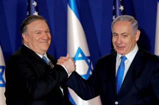 イスラエルを訪問し、ネタニヤフ首相(右)と握手するポンペオ米国務長官(21日、エルサレム)=ロイター イスラエルを訪問し、ネタニヤフ首相(右)と握手するポンペオ米国務長官(21日、エルサレム)=ロイター