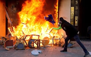 シャンゼリゼ通りでのデモは23日禁止となる（16日、パリで暴徒化するデモ参加者）=ロイター