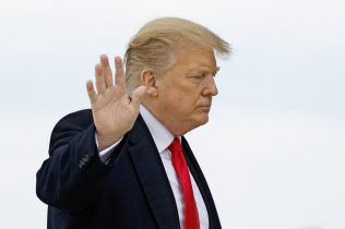 トランプ大統領は対北朝鮮制裁の撤回を命じた(22日、写真はAP) トランプ大統領は対北朝鮮制裁の撤回を命じた(22日、写真はAP)