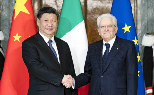 握手するイタリアのマッタレッラ大統領(右)と中国の習近平国家主席=22日、ローマ(イタリア大統領府提供・共同) 握手するイタリアのマッタレッラ大統領(右)と中国の習近平国家主席=22日、ローマ(イタリア大統領府提供・共同)