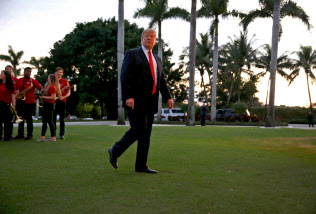トランプ氏は別荘でゴルフを楽しんだ(写真はロイター、別の日) トランプ氏は別荘でゴルフを楽しんだ(写真はロイター、別の日)