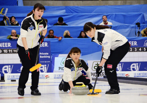 中部電力は決勝進出逃す 世界カーリング女子 3位決定戦へ 写真 共同 日本経済新聞