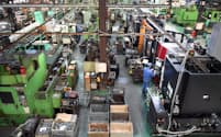 スーパーツールは金属を自動的に加工するマシニングセンターを導入し、効率よく工具や部品を生産する（大阪府堺市）