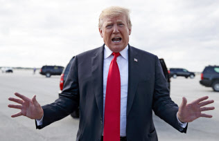 メディアの取材に応じるトランプ米大統領(24日、フロリダ州)=AP メディアの取材に応じるトランプ米大統領(24日、フロリダ州)=AP