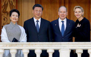 モナコの元首アルベール2世公(右から2人目)と会談した中国の習近平(シー・ジンピン)国家主席(左から2人目)=ロイター モナコの元首アルベール2世公(右から2人目)と会談した中国の習近平(シー・ジンピン)国家主席(左から2人目)=ロイター