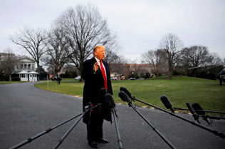 24日、報道陣の取材に応じるトランプ米大統領=ロイター 24日、報道陣の取材に応じるトランプ米大統領=ロイター