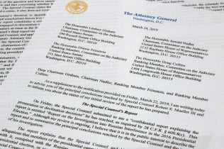 バー米司法長官が24日、議会に送ったロシア疑惑の捜査報告書に関する概要の書簡(ワシントン)=AP バー米司法長官が24日、議会に送ったロシア疑惑の捜査報告書に関する概要の書簡(ワシントン)=AP