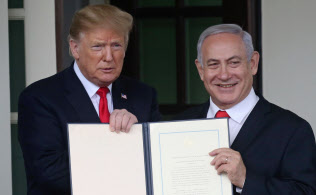 トランプ米大統領とネタニヤフ・イスラエル首相は25日、ホワイトハウスで会談した=ロイター トランプ米大統領とネタニヤフ・イスラエル首相は25日、ホワイトハウスで会談した=ロイター
