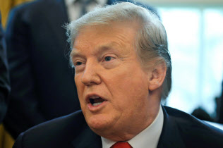 25日、トランプ米大統領はロシア疑惑の捜査を担当したモラー特別検察官に対する批判を封印した(ワシントン)=ロイター 25日、トランプ米大統領はロシア疑惑の捜査を担当したモラー特別検察官に対する批判を封印した(ワシントン)=ロイター