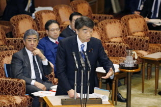 参院予算委で答弁する根本厚労相(26日)=共同 参院予算委で答弁する根本厚労相(26日)=共同