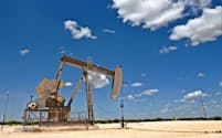 シェールオイルの増産により2018年の米国の原油生産は45年ぶりに世界首位になった（米テキサス州の石油採掘装置）=ロイター