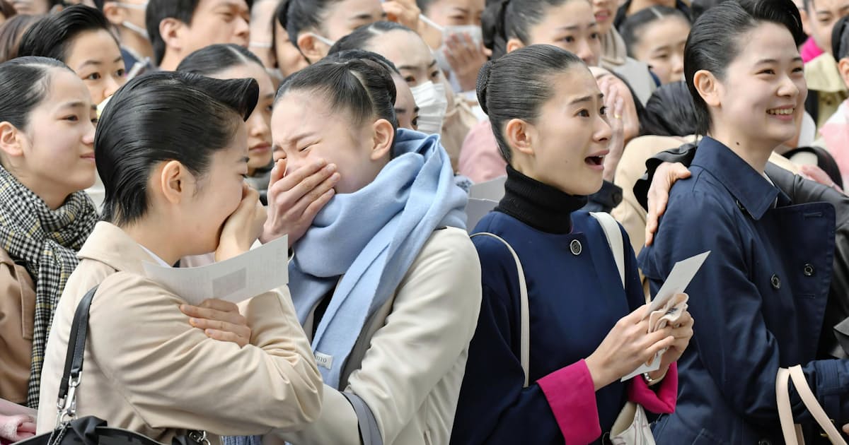 歌劇スター目指し第一歩 宝塚音楽学校で合格発表 日本経済新聞 歌劇スター目指し第一歩 宝塚音楽学校で合格発表 日本経済新聞