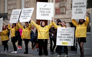 国際女性デーの3月8日、パリのサウジアラビア大使館前で拘束されている女性の解放を求める活動家ら=ロイター