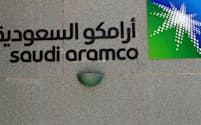 サウジアラビアの国営石油会社サウジアラムコは27日、同国の政府系ファンドが持つ石油化学大手サウジ基礎産業公社（SABIC）の株式の70%を買い取る=ロイター