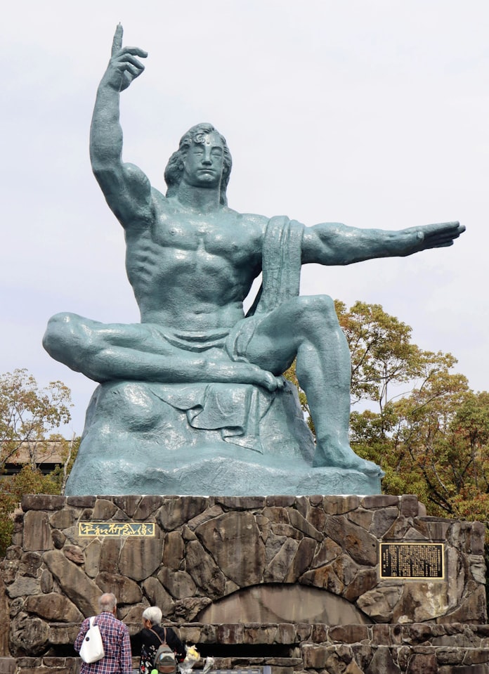 塗り直し作業 全て終了 長崎の平和祈念像 日本経済新聞 塗り直し作業 全て終了 長崎の平和祈念像 日本経済新聞