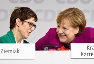 首相はメルケル氏(右)、与党党首はクランプカレンバウアー氏(左)という役割分担で政権の延命を図るドイツ(写真はロイター) 首相はメルケル氏(右)、与党党首はクランプカレンバウアー氏(左)という役割分担で政権の延命を図るドイツ(写真はロイター)
