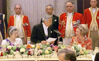 晩さん会でお言葉をのべられる天皇陛下。右はベアトリックス女王（2000年5月、アムステルダム王宮）=写真 竹邨章