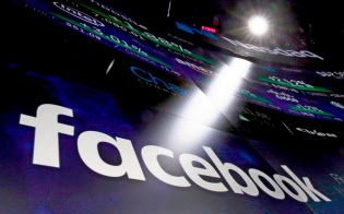 フェイスブックは住宅関連広告の閲覧対象から特定の人々を除外することを可能にしていた=AP フェイスブックは住宅関連広告の閲覧対象から特定の人々を除外することを可能にしていた=AP