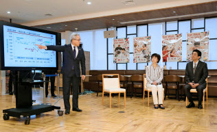 働き方改革の取り組みを視察するため「味の素」本社を訪れ、西井孝明社長(左)から説明を受ける安倍首相=29日午前、東京都中央区(代表撮影) 働き方改革の取り組みを視察するため「味の素」本社を訪れ、西井孝明社長(左)から説明を受ける安倍首相=29日午前、東京都中央区(代表撮影)