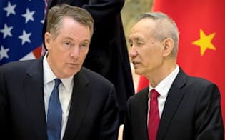 米国のライトハイザーUSTR代表(左)と中国の劉鶴副首相は貿易協議を再開したものの、合意までには多くの障害が待ち受けている=ロイター