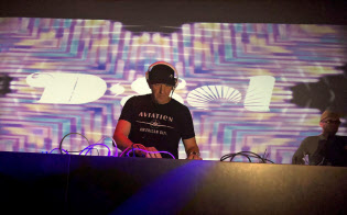 ゴールドマンのソロモンCEOはクラブでのDJとしての顔も持ち、その様子をインスタグラムにも投稿している=ロイター ゴールドマンのソロモンCEOはクラブでのDJとしての顔も持ち、その様子をインスタグラムにも投稿している=ロイター