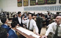 大阪証券取引所（大証）の場立ち（1997年12月5日、大阪市中央区）