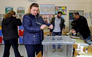 31日、統一地方選で投票する有権者ら(アンカラ)=ロイター 31日、統一地方選で投票する有権者ら(アンカラ)=ロイター