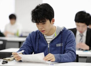 「第16回詰将棋解答選手権チャンピオン戦」で問題を解く藤井聡太七段(31日午後、名古屋市)=共同 「第16回詰将棋解答選手権チャンピオン戦」で問題を解く藤井聡太七段(31日午後、名古屋市)=共同