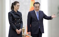 中国の李克強首相(右)との会談に臨むNZのアーダーン首相（1日）=ロイター