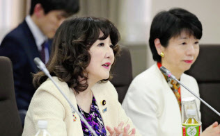 片山さつき氏(左)の担当閣僚としての調整力が問われている 片山さつき氏(左)の担当閣僚としての調整力が問われている