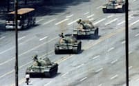1989年6月4日、民主化を求めて北京の天安門広場に集まった学生ら一般市民のデモ隊を、人民解放軍が武力鎮圧し多数の死傷者を出した=ロイター