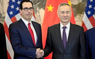 米中は先週、北京で協議した（3月29日、中国の劉鶴副首相(右)とムニューシン米財務長官）=ロイター