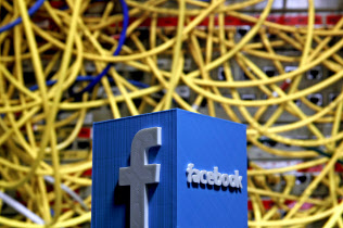 フェイスブックの管理を超えてデータが散らばっている=ロイター フェイスブックの管理を超えてデータが散らばっている=ロイター