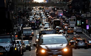 マンハッタンでの渋滞税の導入は一見ウーバーに不利のように見えるが、渋滞が緩和すれば客の待ち時間の短縮にもなる=ロイター