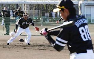 春季キャンプでノックをするソフトバンク・本多内野守備走塁コーチ（右）=共同