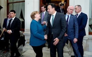 ドイツのメルケル首相（左）はアイルランドのバラッカー首相と会談、英国のEU離脱問題を巡って協議した=ロイター