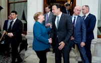 ドイツのメルケル首相（左）はアイルランドのバラッカー首相と会談、英国のEU離脱問題を巡って協議した=ロイター