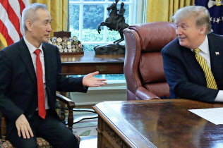 トランプ米大統領(右)と話す中国の劉鶴副首相=ロイター トランプ米大統領(右)と話す中国の劉鶴副首相=ロイター