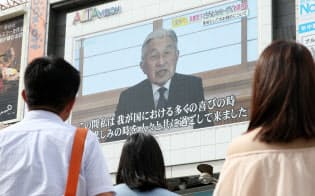 天皇陛下のビデオメッセージを見る人たち（2016年８月８日、東京・新宿）