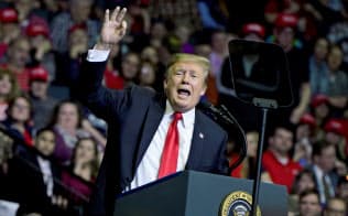 再選に向けて始動したトランプ大統領はオバマケアの廃止が命取りになるかもしれない(3月28日、ミシガン州の選挙集会)=ロイター 再選に向けて始動したトランプ大統領はオバマケアの廃止が命取りになるかもしれない(3月28日、ミシガン州の選挙集会)=ロイター