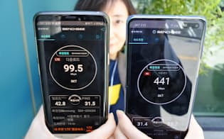 ソウル市庁前で測った「5G」対応スマホ(右)の速度は441メガビット（5日）