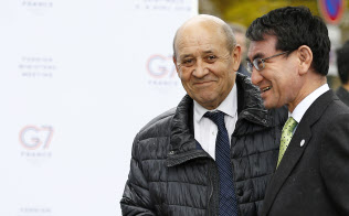 ルドリアン仏外相と河野外相(5日、ディナール)=AP ルドリアン仏外相と河野外相(5日、ディナール)=AP