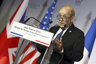 G7外相会合閉幕にあたって記者会見するフランスのルドリアン外相(6日、ディナール)=AP G7外相会合閉幕にあたって記者会見するフランスのルドリアン外相(6日、ディナール)=AP