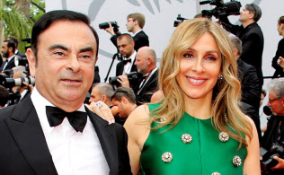 ゴーン元会長と妻のキャロルさん(2017年5月、フランス・カンヌ)=ロイター ゴーン元会長と妻のキャロルさん(2017年5月、フランス・カンヌ)=ロイター
